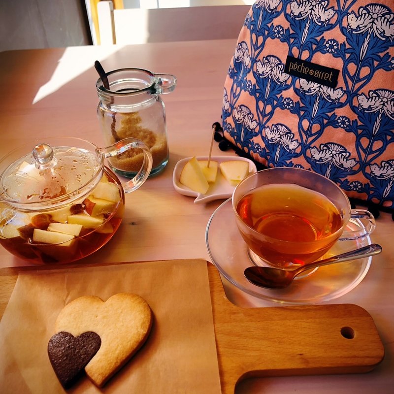 林檎の紅茶とハートのクッキー(cafe Kiss shot)