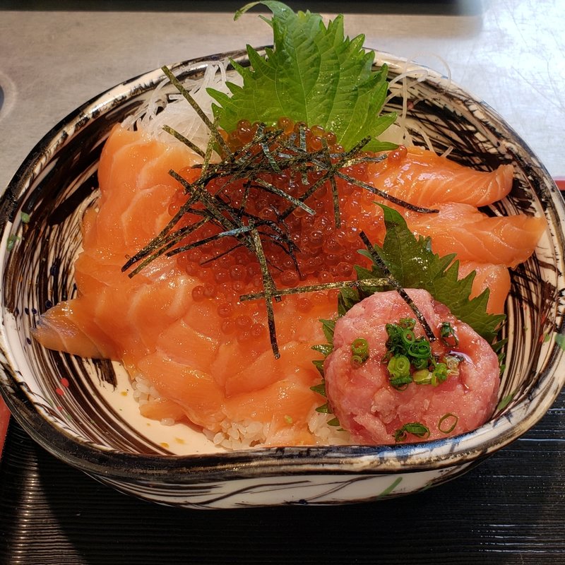 サーモン親子丼(まぐろ亭)