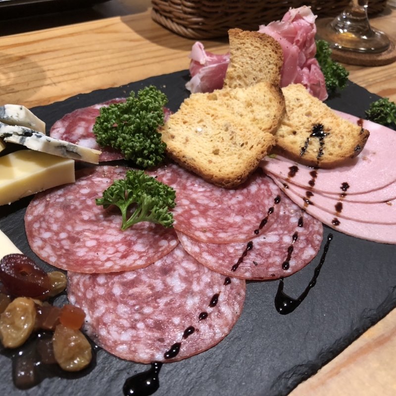 生ハムとサラミの盛り合わせ(月と太陽)