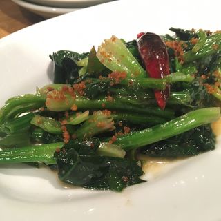 青菜とにんにくの炒め(jiubar / ジュウバー)