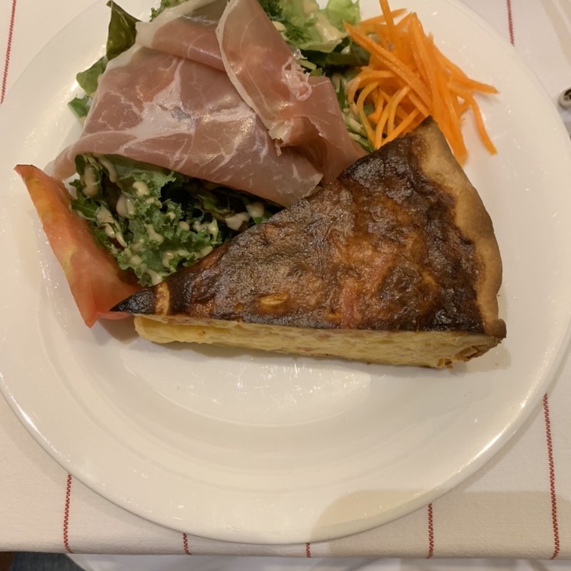 キッシュロレーヌ、フランス風オムレツ（menu a）(La Porte Rouge （ラ ポルト ルージュ）)