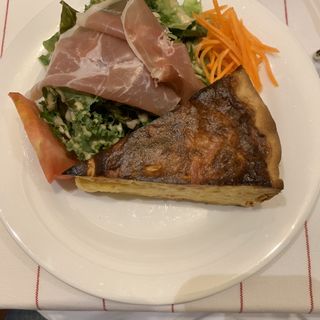 キッシュロレーヌ、フランス風オムレツ（menu a）(La Porte Rouge （ラ ポルト ルージュ）)