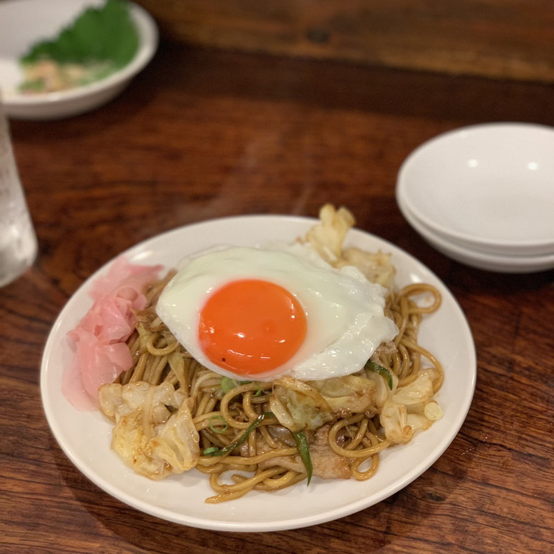焼きそば目玉焼きのせ(大衆酒場 ひらやま )