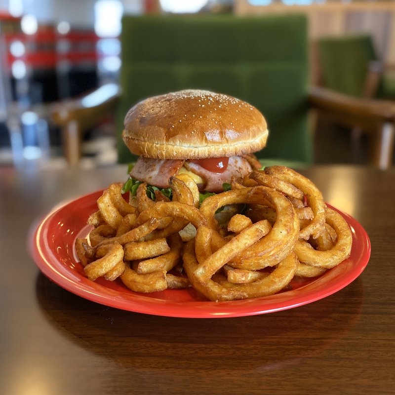 ベーコンチーズバーガー、カーリーフライ(MAGNET DINER)