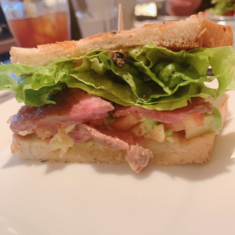 ローストビーフとアボカドのサンド(MICASADECO&CAFE神宮前)