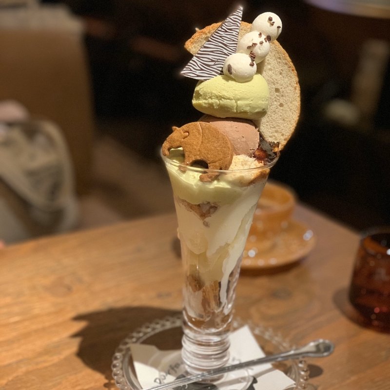 ピスタチオとチョコレートのパフェ(夜パフェ専門店 パフェテリア パル)