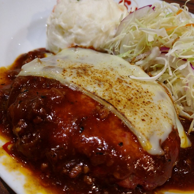 自家製デミソースとろけるモッツァレラチーズのハンバーグ(炭リッチ 浜松町店)