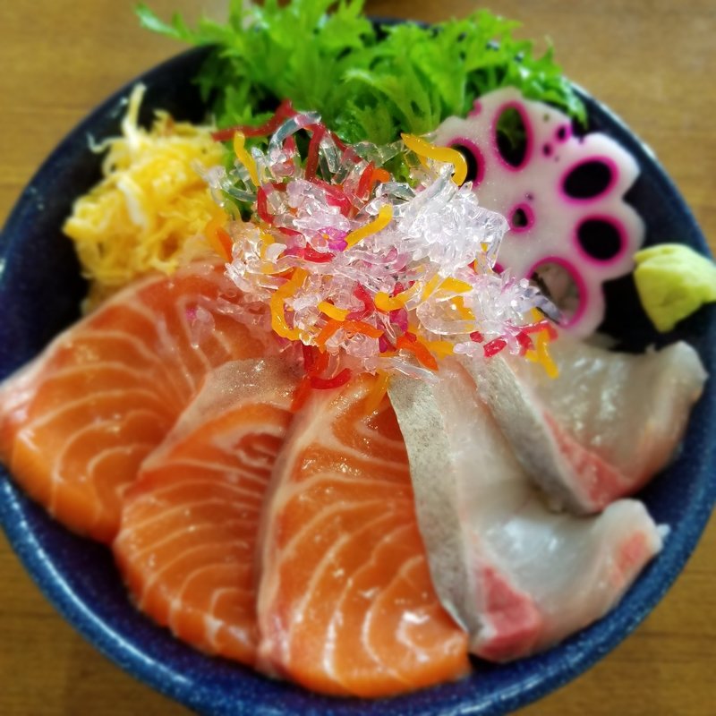 カンパチと生サーモン丼(お食事処 渡舟)