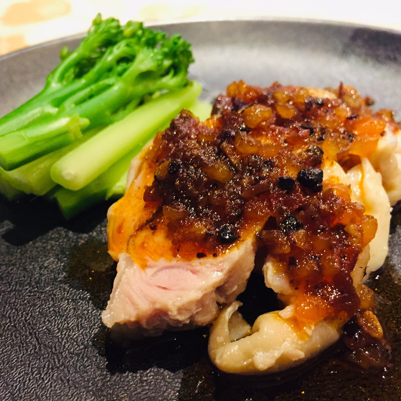 四川式スパイシー蒸鶏(中国料理 杏仁香 （チュウゴクリョウリ アンニンシャン）)