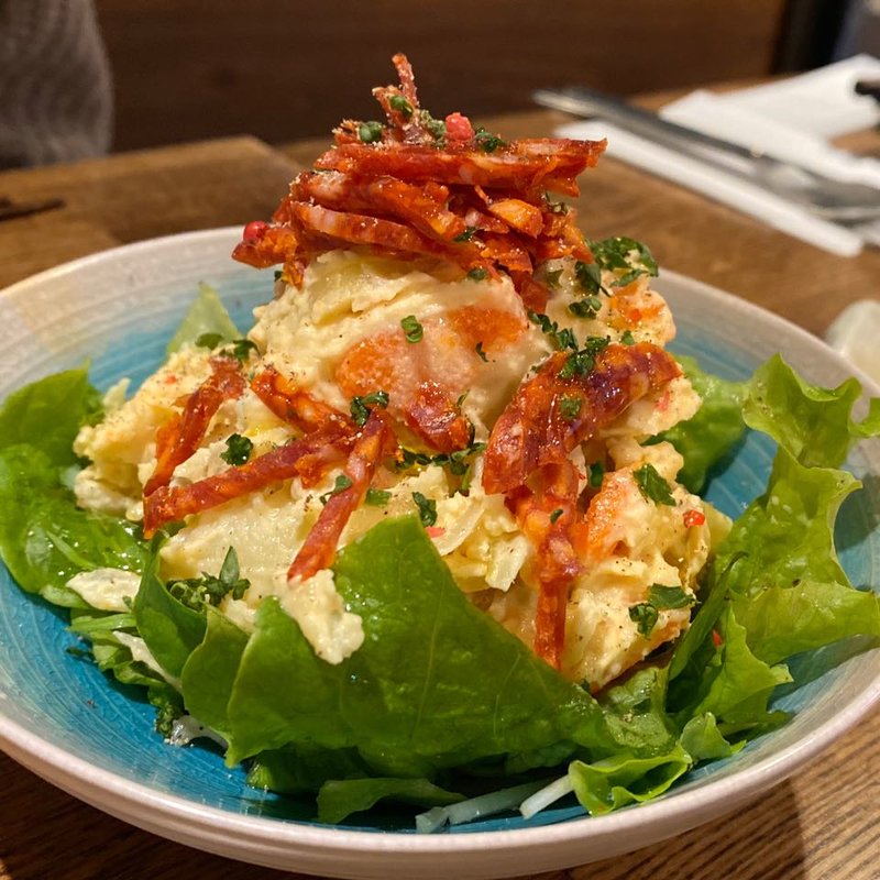 いぶりがっこポテサラ チョリソー乗せ(日本ワインとスパイス ブロディ)