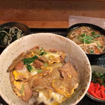 鶏肉とゴボウの柳川風丼と具沢山スープ