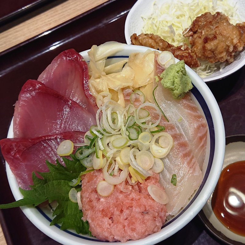 日替わり海鮮丼と鶏唐揚げセット(築地食堂源ちゃん 川崎アゼリア店)