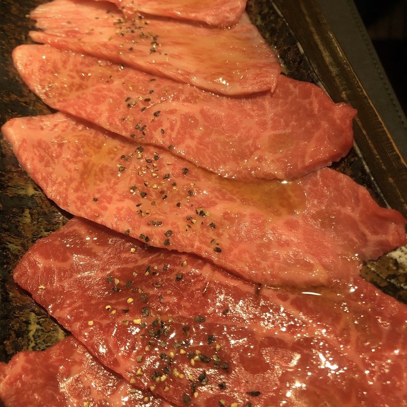 黒毛和牛A5ランク希少部位3秒炙り3種食べ比べ(ニクアザブ新橋店)