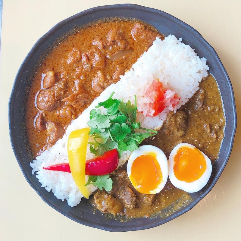 あいがけカレー（味噌ホルモンスパイシーカレー、豚ホホ肉ビンダルーカレー）(もつやき　婁熊東京 （ルクマトウキョウ）)