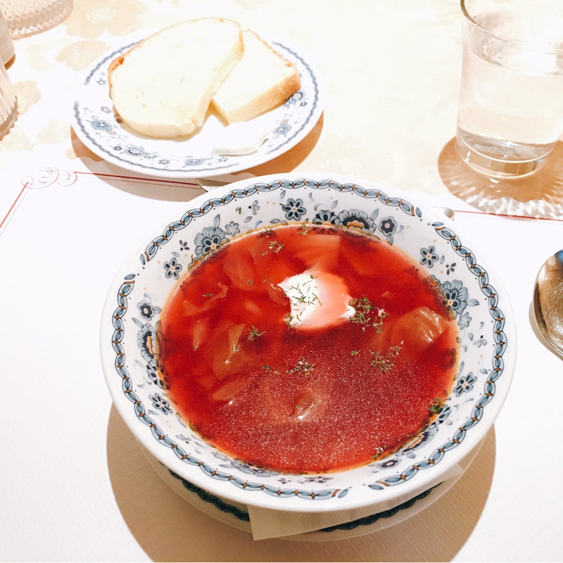 ボルシチ、白パン(スメターナ)