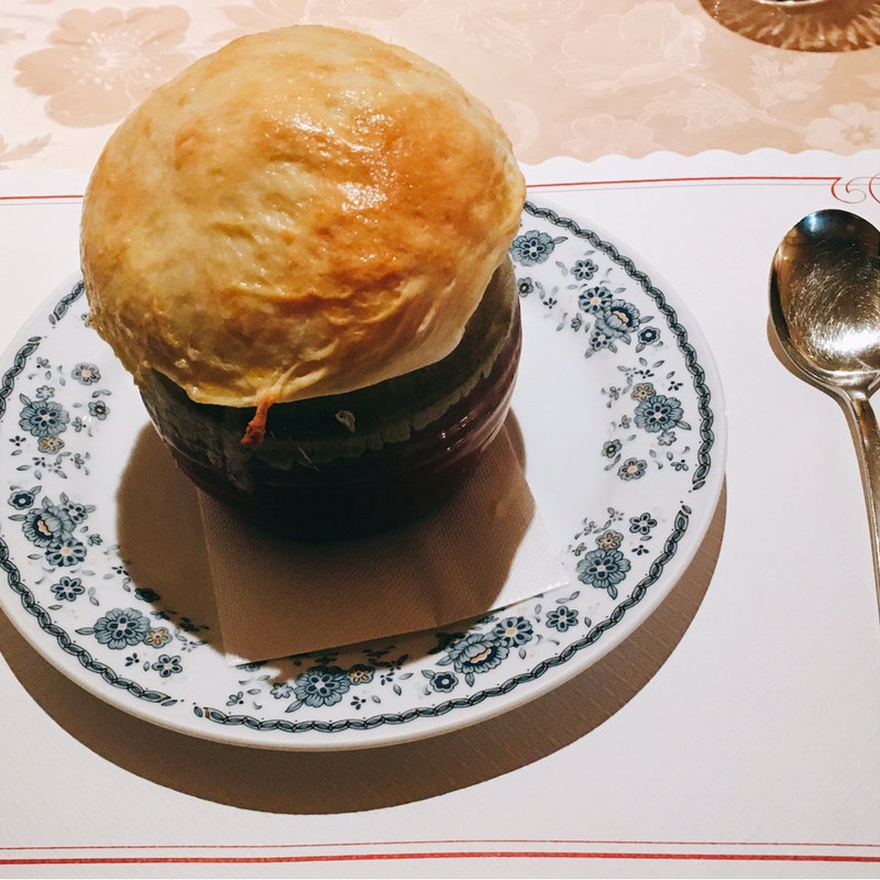 豚肉のストロガノフ風クリーム煮入り　大きなつぼ焼き(スメターナ)