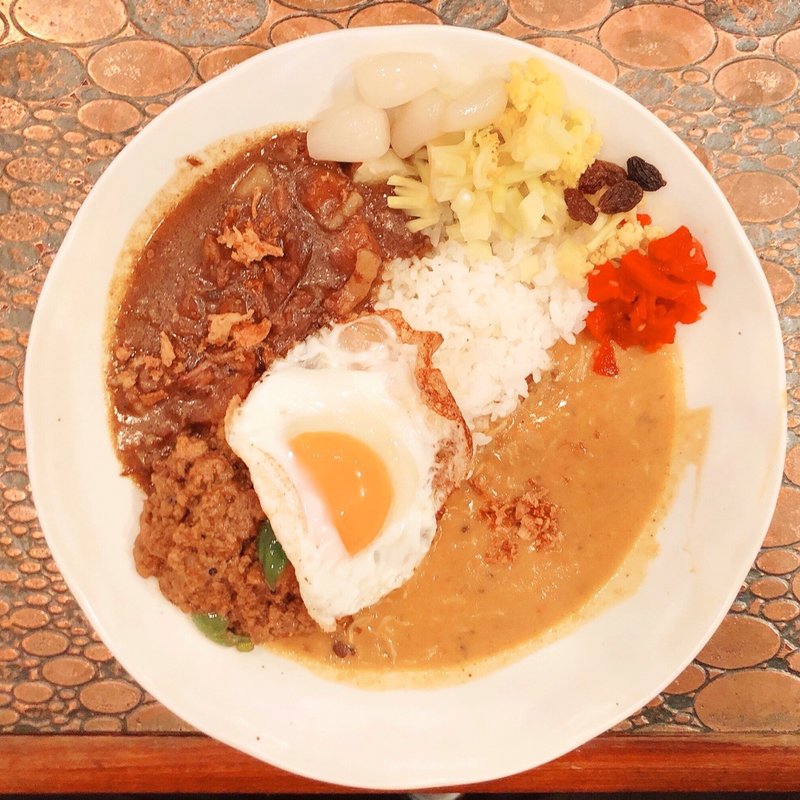 3種 卵付き（ポーク、キーマ、しらす）(ブラン亭)