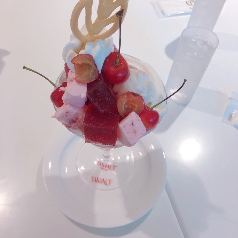 さくらんぼのパフェ(新宿高野本店 タカノフルーツパーラー)