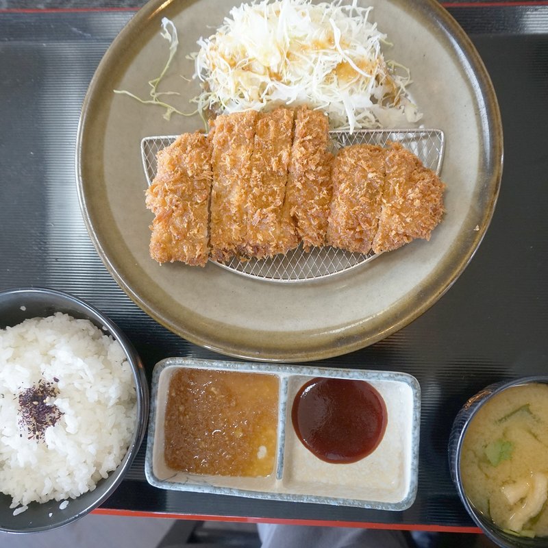 福岡県産ハーブ仕上げの豚ロースカツ定食(150g)(とんかつ ちづる 大刀洗店)
