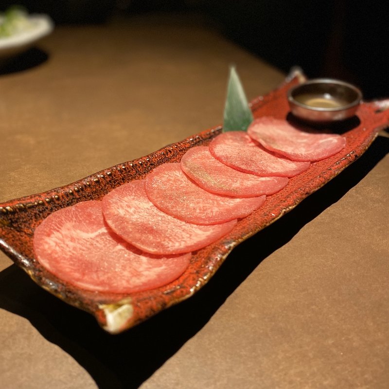 塩ポン酢で食べる塩タン(味樹園 栄店)