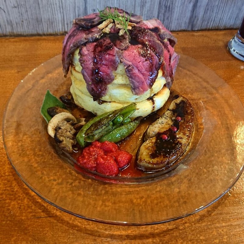 ローストビーフとフォアグラのロッシーニ風パンケーキ(Parlor Vinefru 銀座)