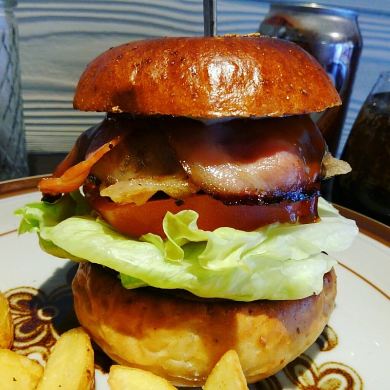 ベーコンもちもちバーガー～みたらしソースがけ～(だるま珈琲)