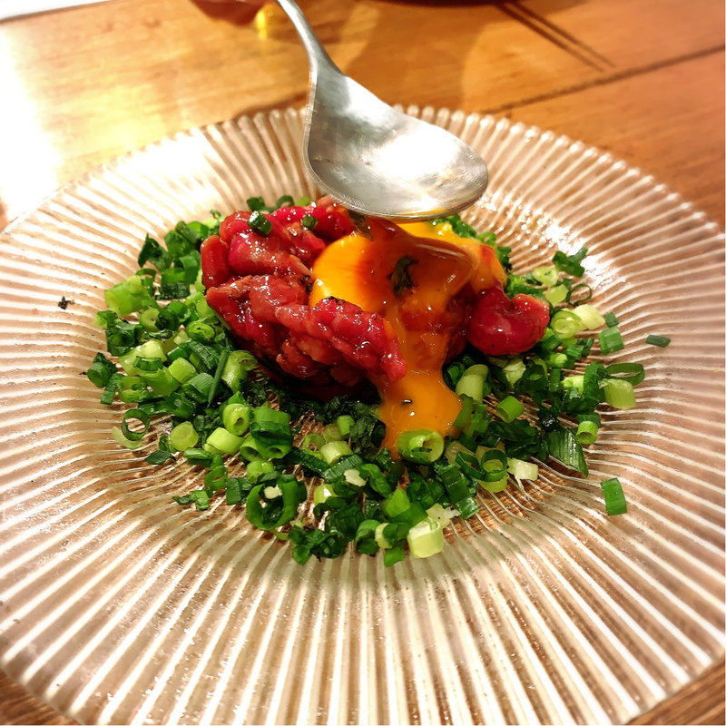 赤身肉の炙りゆっけ(ミートマン 六本木店)