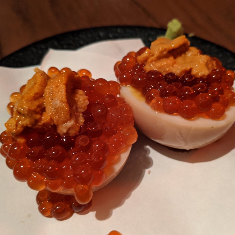 半熟玉子の雲丹イクラのせ(おでん屋 ずぶ六)