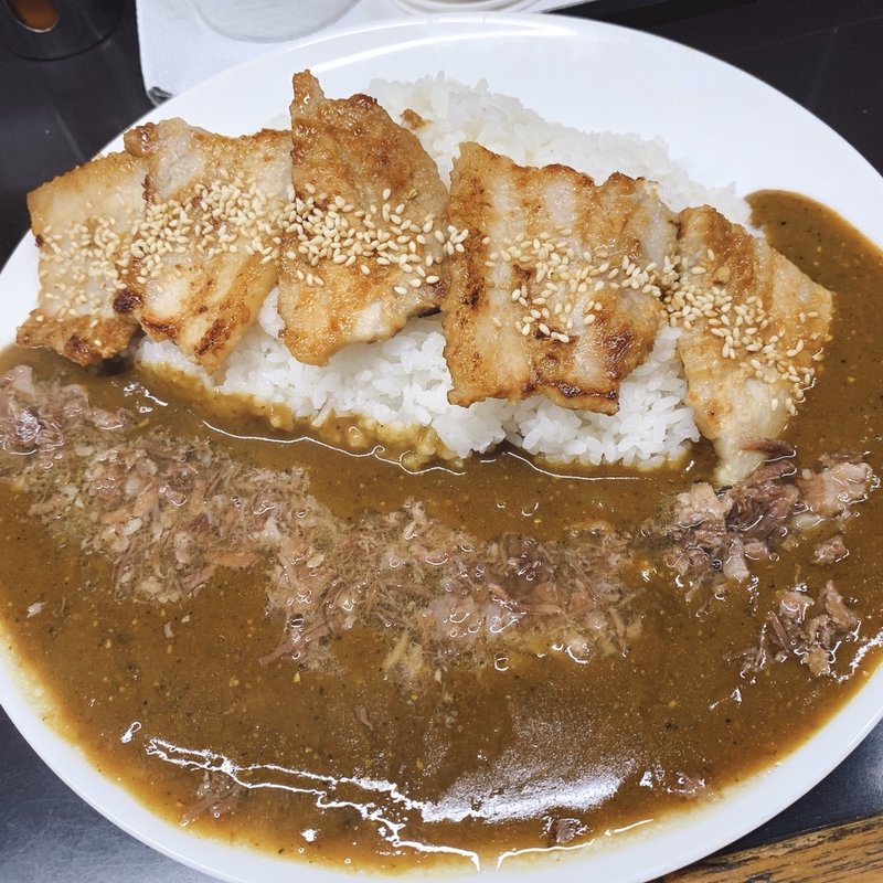 牛すじカレー大盛り、味噌豚トッピング(牛すじカレー 小さなカレー家 大久保店)