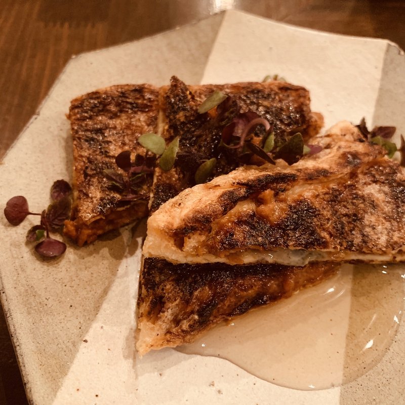 油揚げの肉味噌とブルーチーズ挟み焼き(醸造科 oryzae)