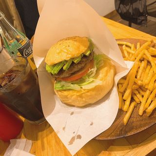 AVOCADO BURGER(burger kitchen CHATTY CHATTY)