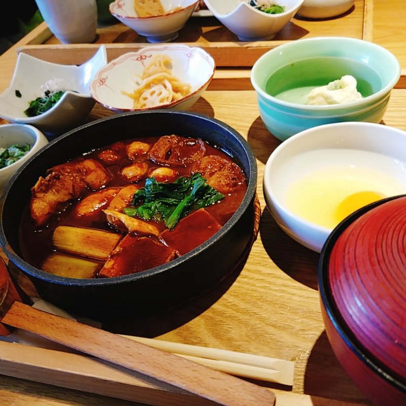 赤味噌仕立ての鶏の味噌すき焼き(おばんざい・炙り焼き・酒 菜な KITTE丸の内店)