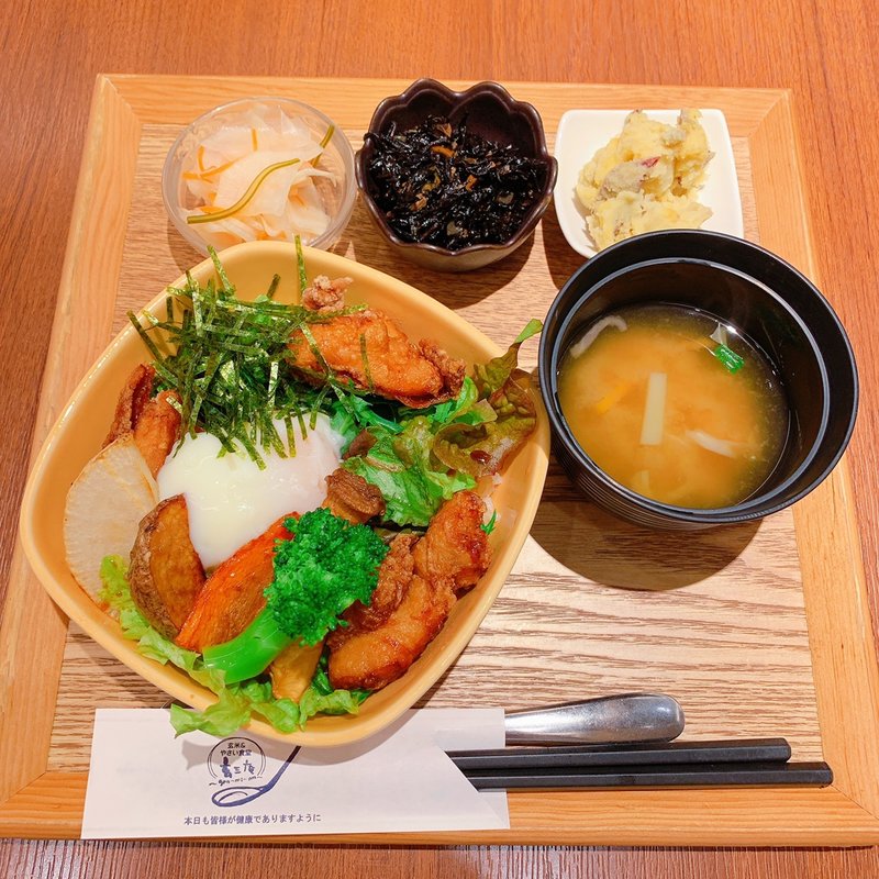 ぷるぷる温泉卵と健康鶏のとりたま丼(季節のごはんと野菜食堂 玄三庵 天王寺ミオプラザ館店)