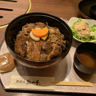 ステーキ丼(翔山亭神楽坂本館 （ショウザンテイ）)