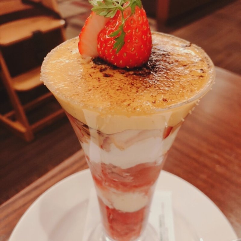 苺のブリュレパフェ(ロイヤルホスト高輪店)