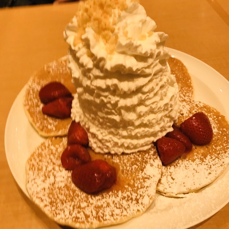 ストロベリー、ホイップクリームとマカデミアナッツのパンケーキ(Eggs 'n Things ららぽーと立川立飛店)