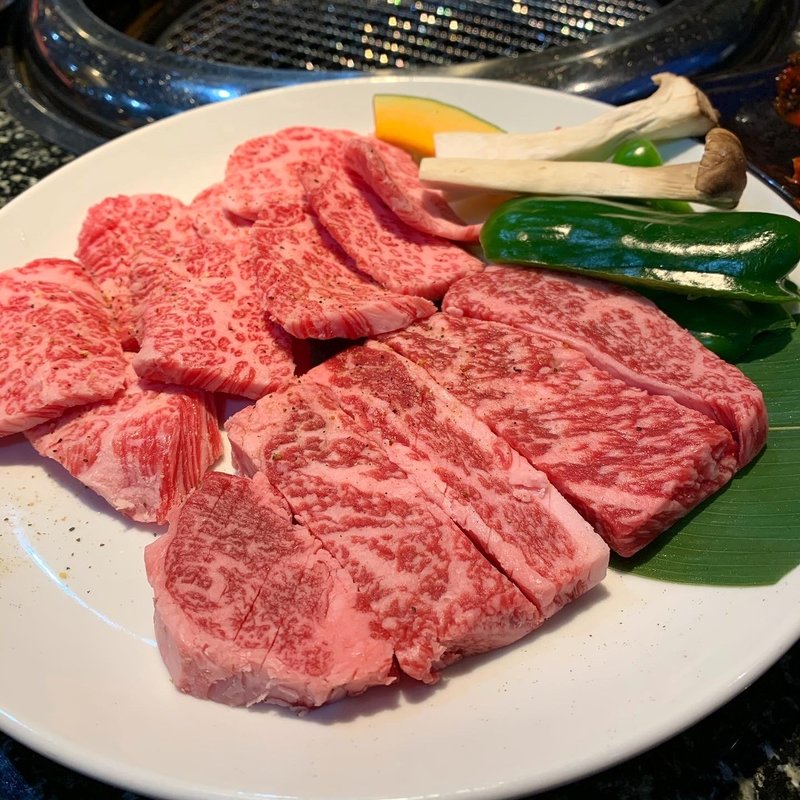 和牛の極上ロースステーキ、カルビ盛り合わせ(スエヒロ館 川崎店)