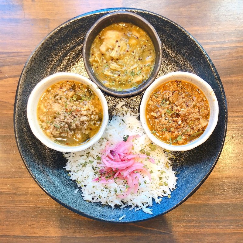 3種（ラム＆チキンキーマカレー、オーガニック野菜のグリーンカレー、赤ワインとビーツのキーマカレー）(創作スパイス かれはだれ)