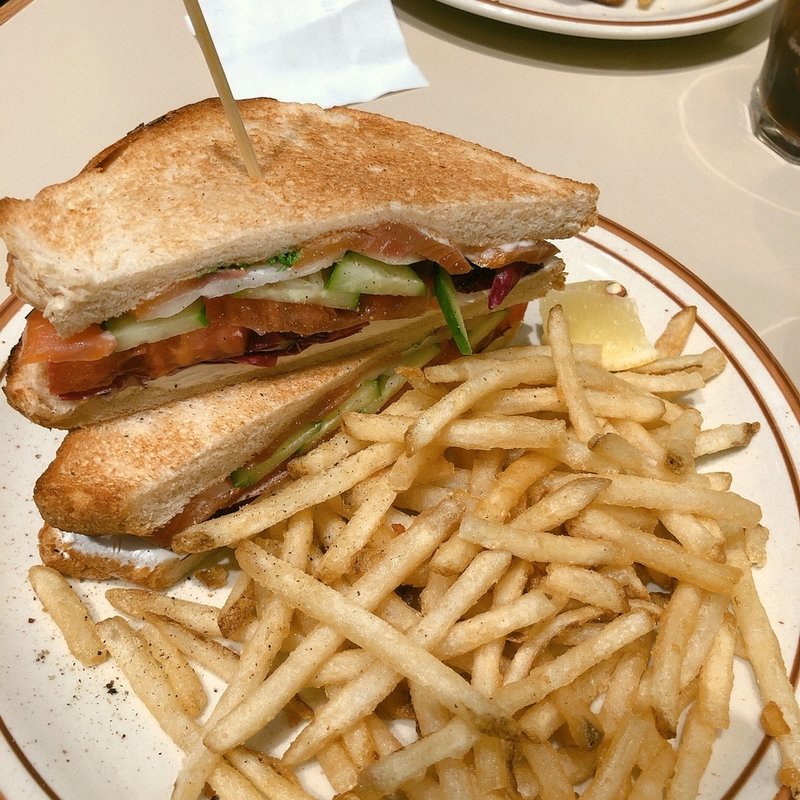 サーモン・アボカド・クリームチーズのフレンチトースト(J.S. BURGERS CAFE 新宿店 （J.S.バーガーズ カフェ 【旧店名】STANDARD BURGERS）)