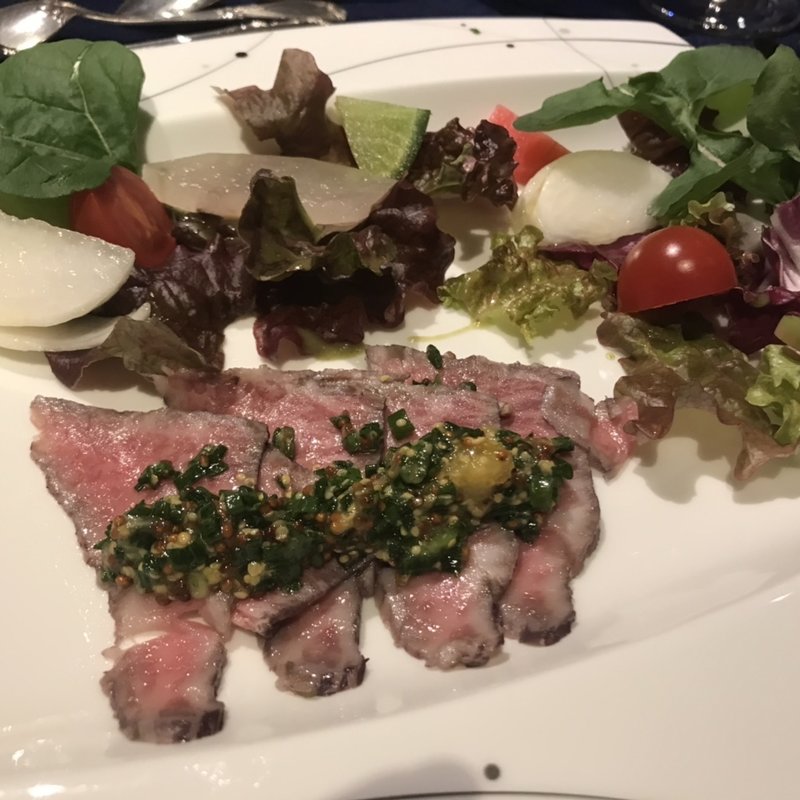 コース　冷製の前菜　牛肉のマリネ季節の野菜添え(スポンタネ )