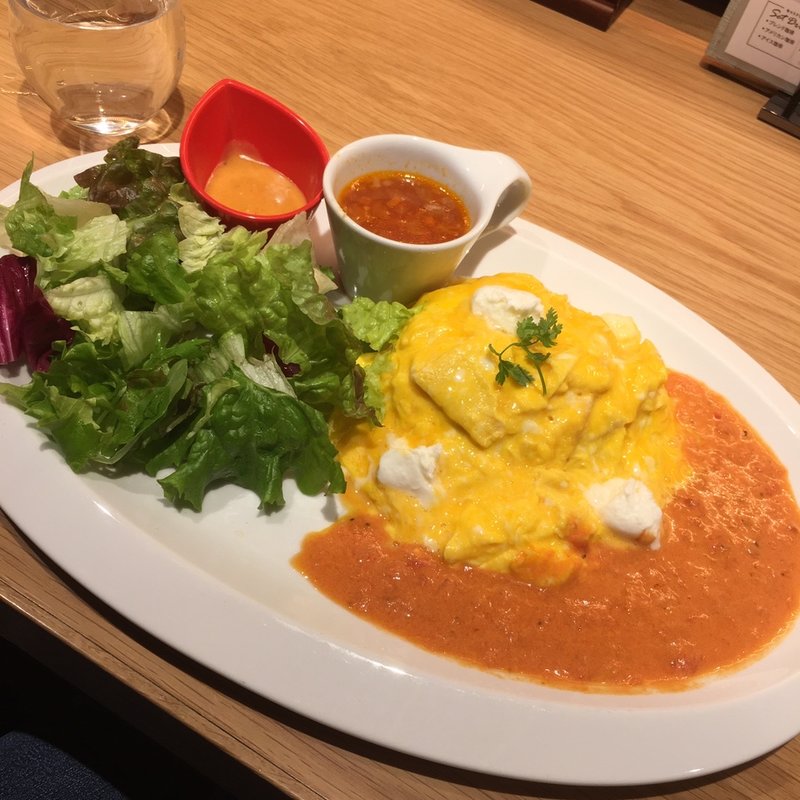 ふわっとろオムライスモッツァレラチーズ添え(むさしの森珈琲　三鷹牟礼店)