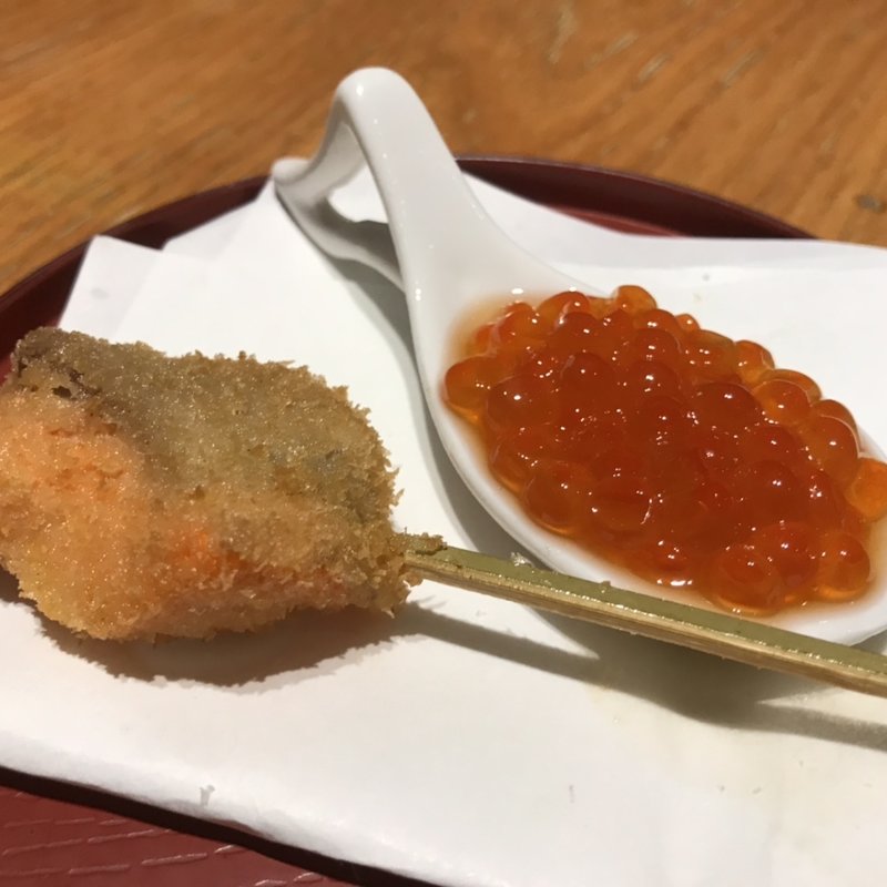 サーモンの串揚げ いくら添え(飯場 銀座店)