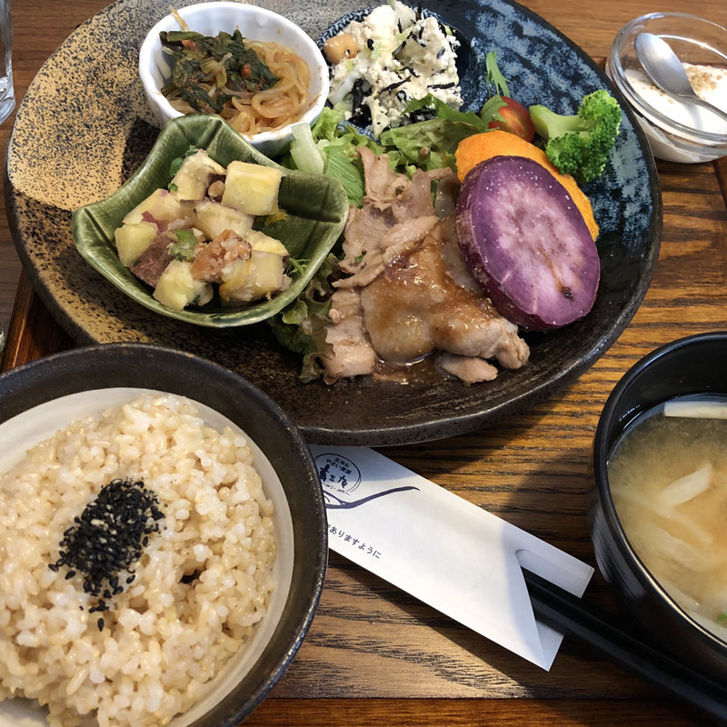 39品目の健康定食(玄米&やさい食堂 玄三庵 西梅田店)