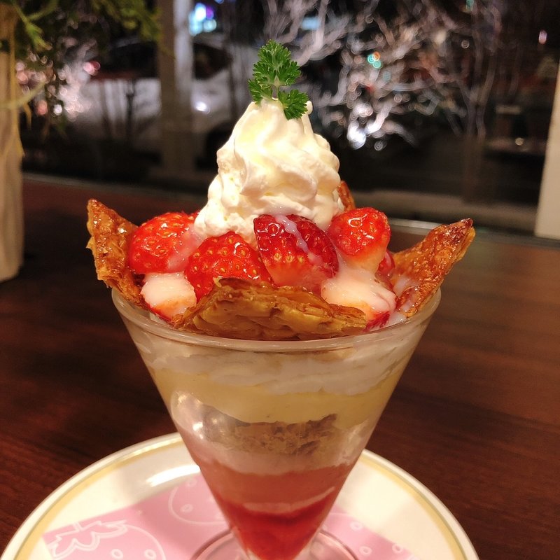 いちごのミルフィーユパフェ(ロイヤルホスト座間店)