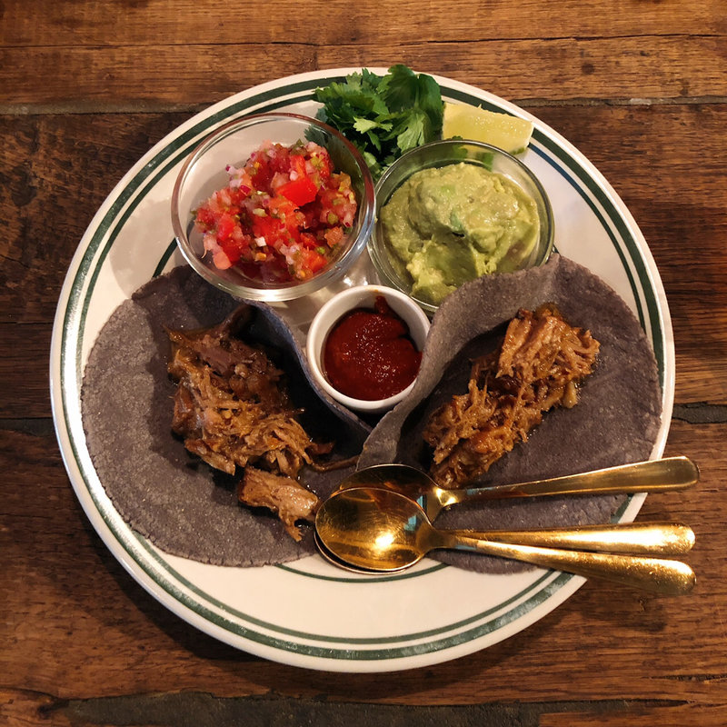 豚肩ロースのカルニタスのタコス(101 TOKYO)