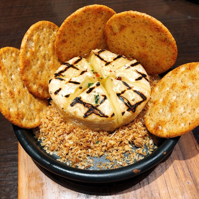 カマンベールチーズのロースト〜贅沢なフランス産蜂蜜をたらして〜(俺のフレンチ 梅田 )