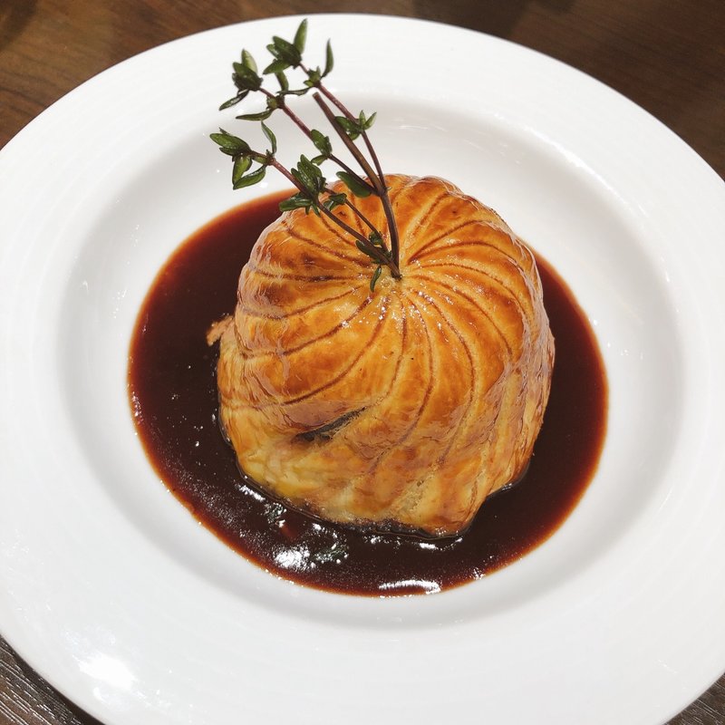 千葉県産ジャンボマッシュルーム、イベリコ豚ミンチ、フォアグラのパイ包み焼き(俺のフレンチ 梅田 )