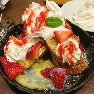 苺のフレンチトースト(倉式珈琲店 新百合ヶ丘エルミロード店)