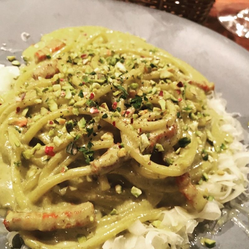 ピスタチオとラグサーノのブカティーニ(スブリデオ・レストラーレ)