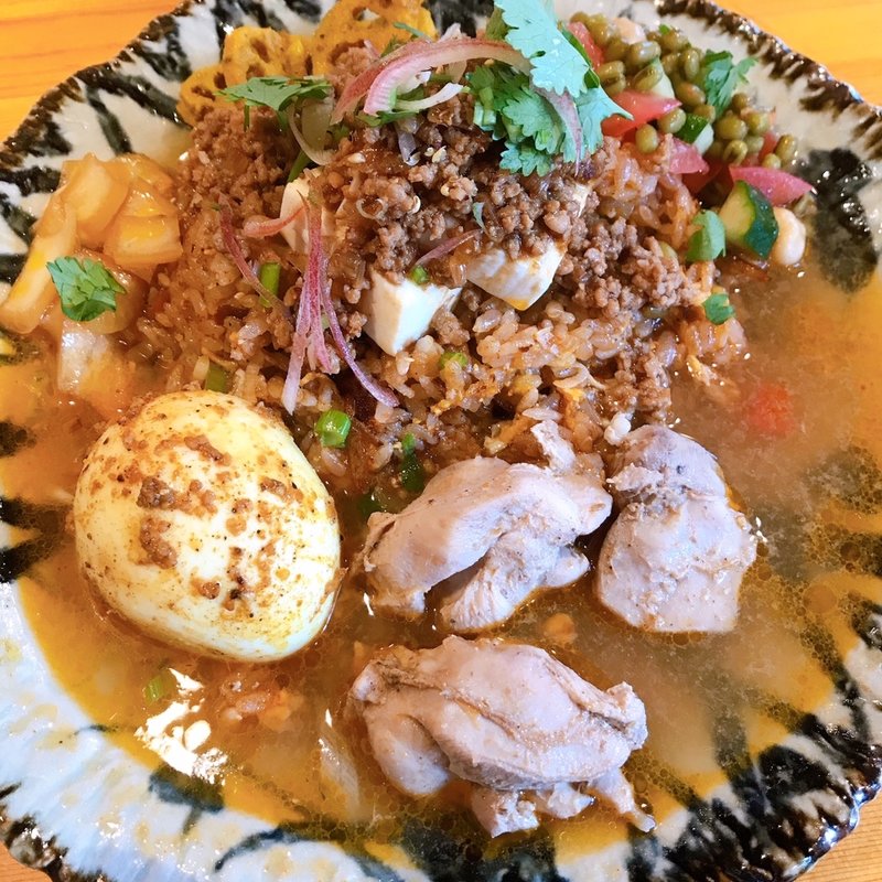 麻辣やっこのせスパイス炒飯と和出汁DEタイ風チキンレッドカレー(あきらカレー)